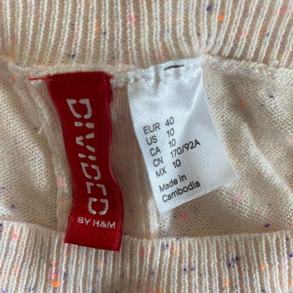 H&M cream colored sweater, size 10, split-back design - Picture 7 of 9